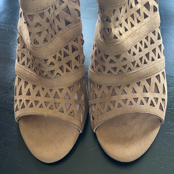Nature Breeze Tan Suede Booties Sz 10 Laser Cutout Designs Open Toe 4 1/2” - Picture 9 of 12